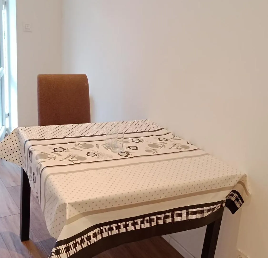 Charme Rez De Rue Apartment Aix-les-Bains 0*,  France